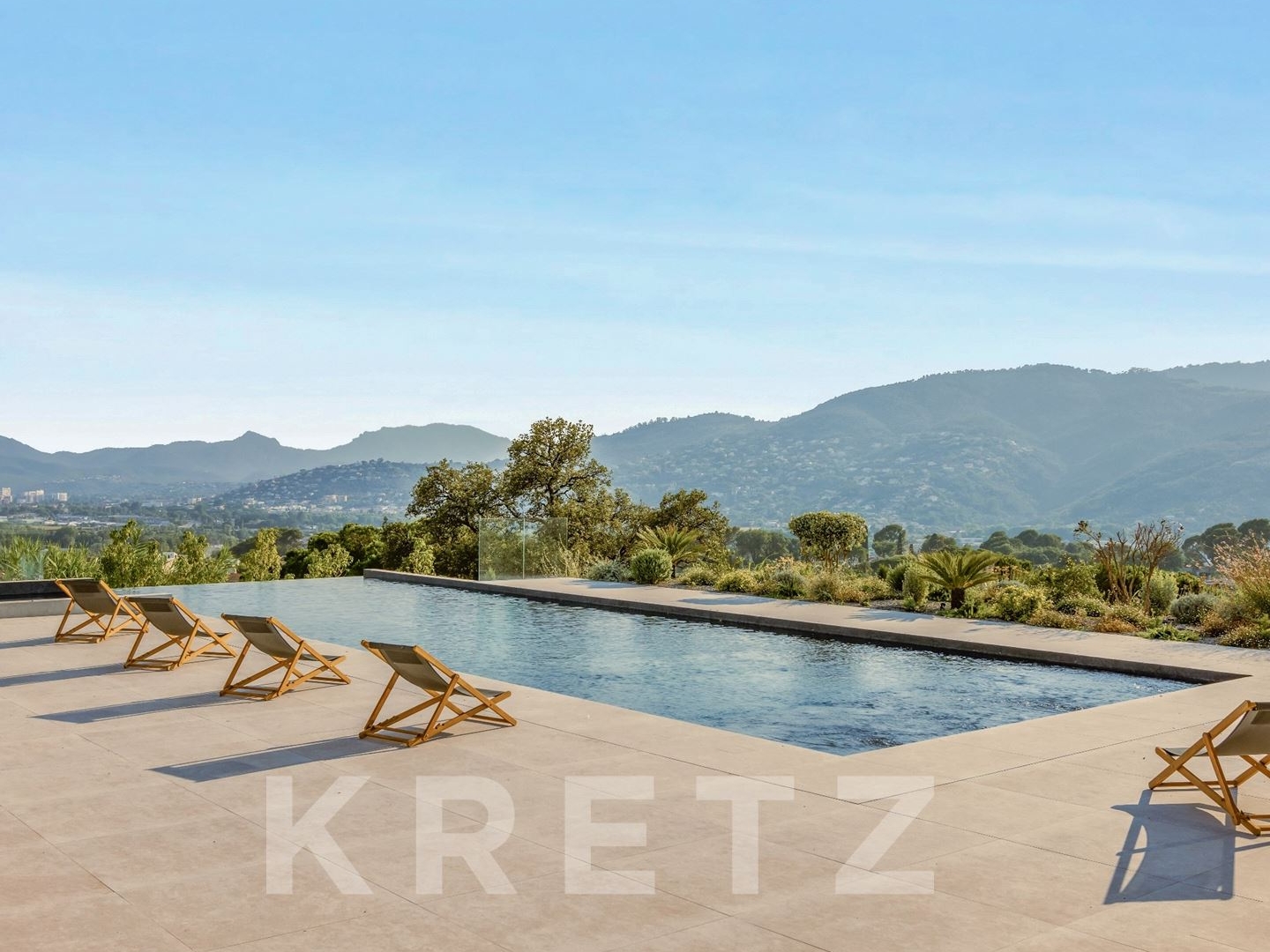 Propriété contemporaine domaine privé MOUGINS vue mer