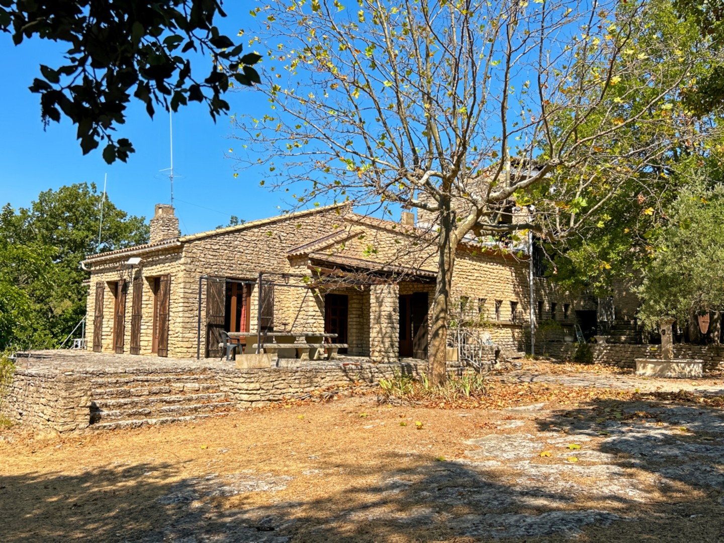 Cabrières d'Avignon proche Gordes maison en pierres de 200 m