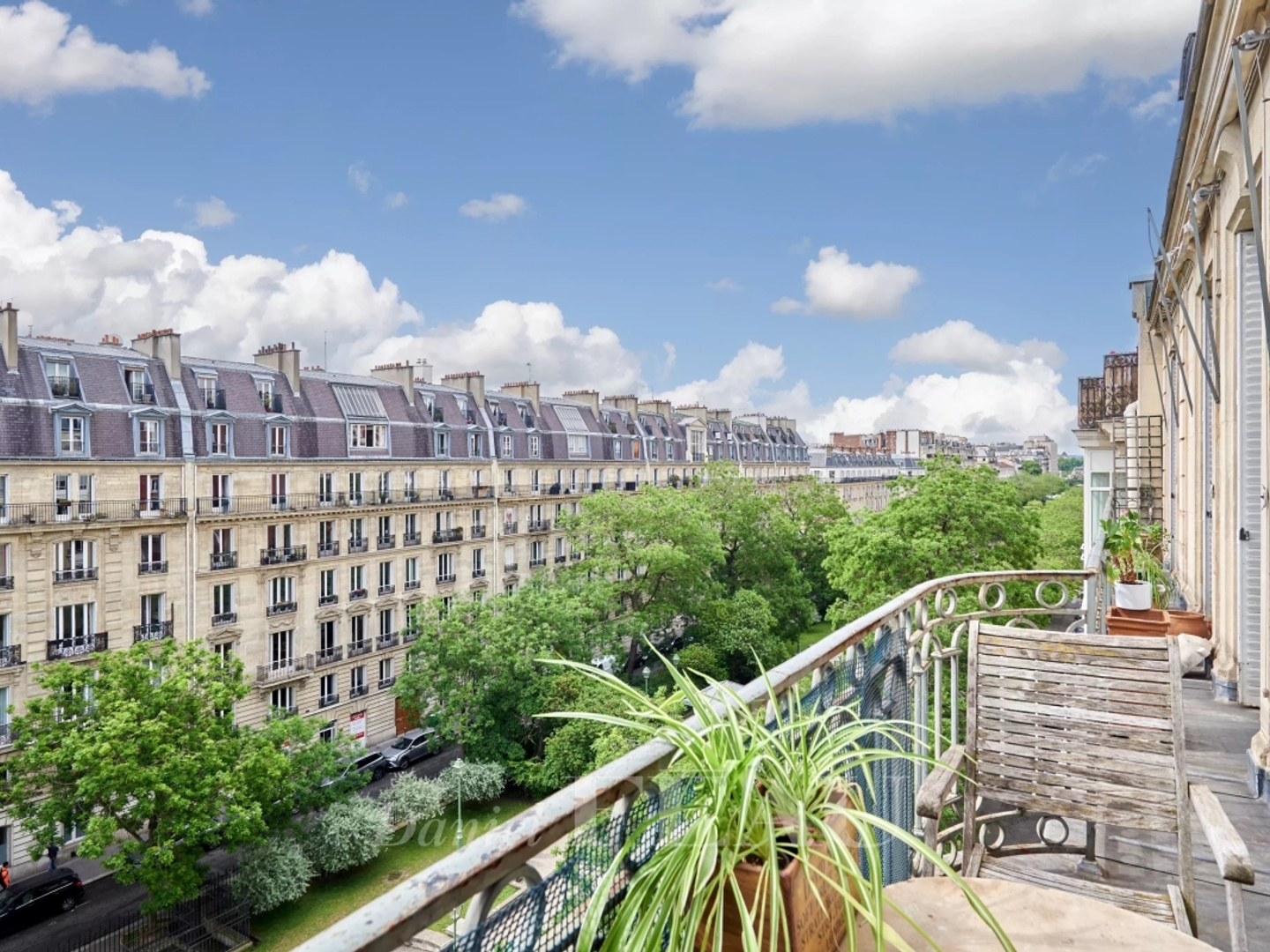 Paris XVIIe - Boulevard Pereire - Marché Lebon. SOLEIL et VUE DEGAGEE.