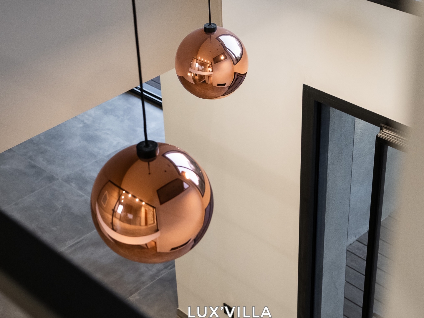 VILLA CONTEMPORAINE AVEC GRAND TERRAIN