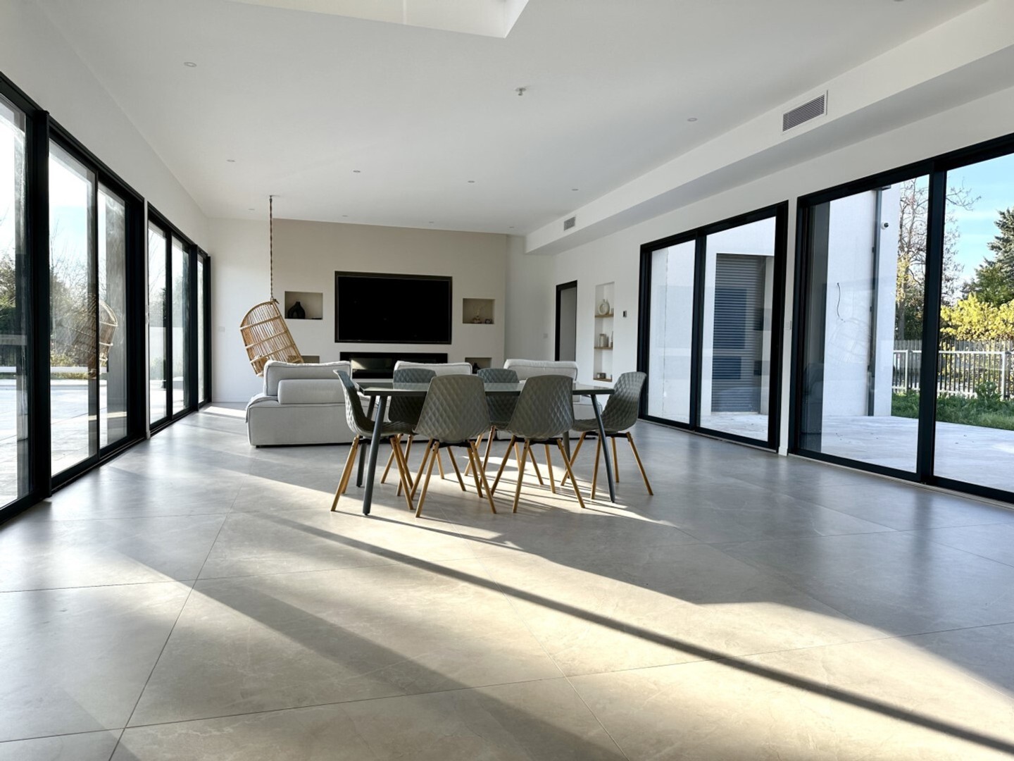 Maison à vendre - 7 pièces - 285m2 - Saint-Cyr-Sur-Loire (37540)