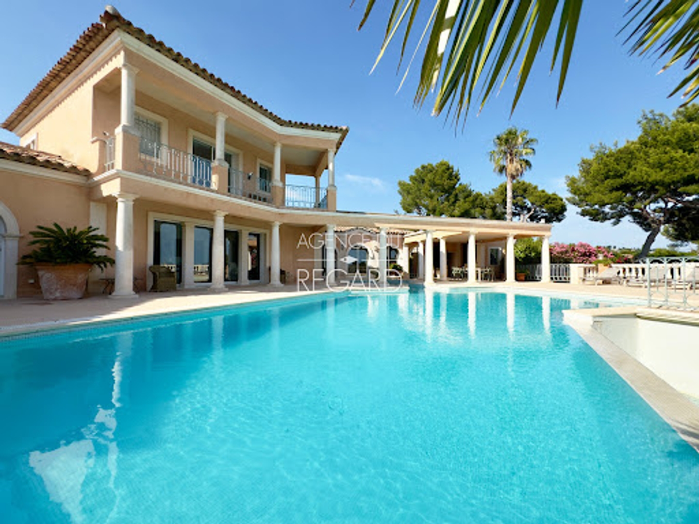 Maison à vendre - 8 pièces - 332m2 - Saint-Cyr-Sur-Mer (83270)