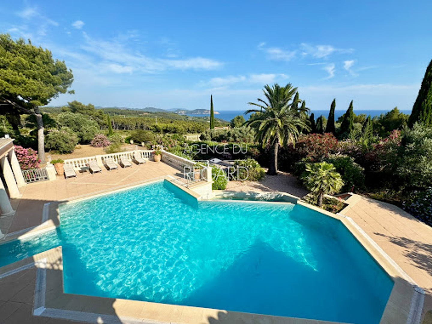 Maison à vendre - 8 pièces - 332m2 - Saint-Cyr-Sur-Mer (83270)