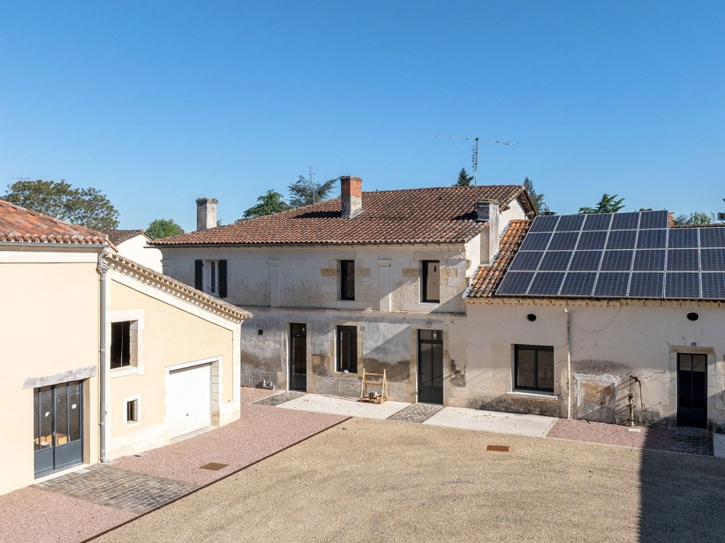Maison à vendre - 9 pièces - 1085m2 - Ménesplet (24700)