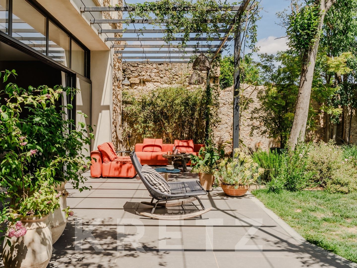 Propriété de luxe rénovée dans le Sud de la France avec jardin paysager.