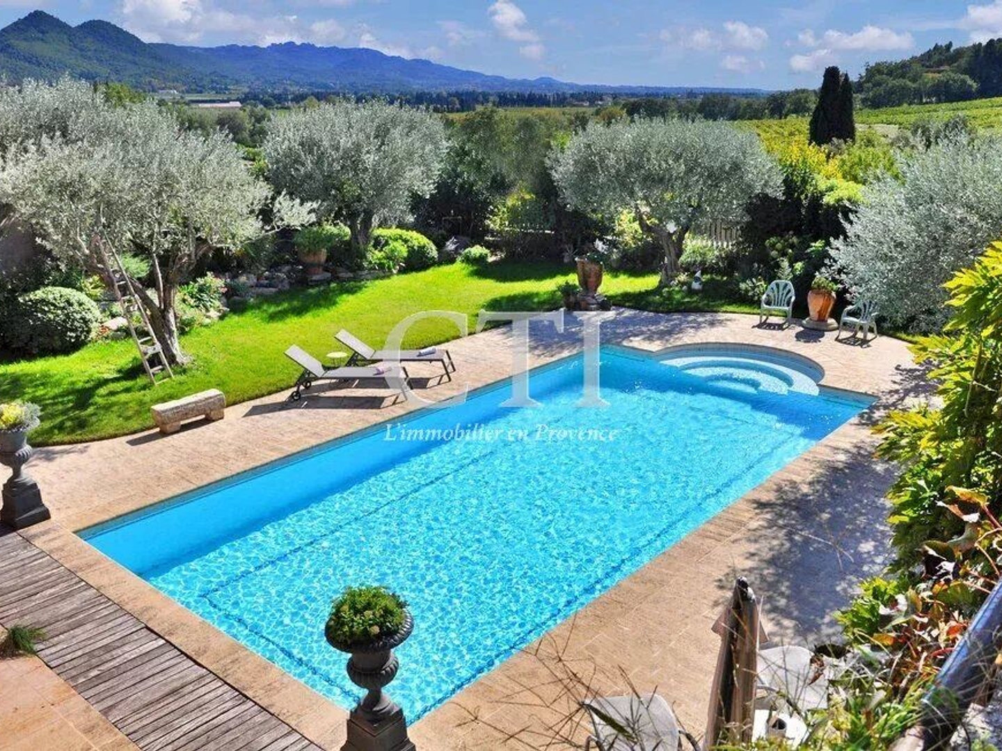 Maison à vendre - 11 pièces - 356m2 - Roaix (84110)