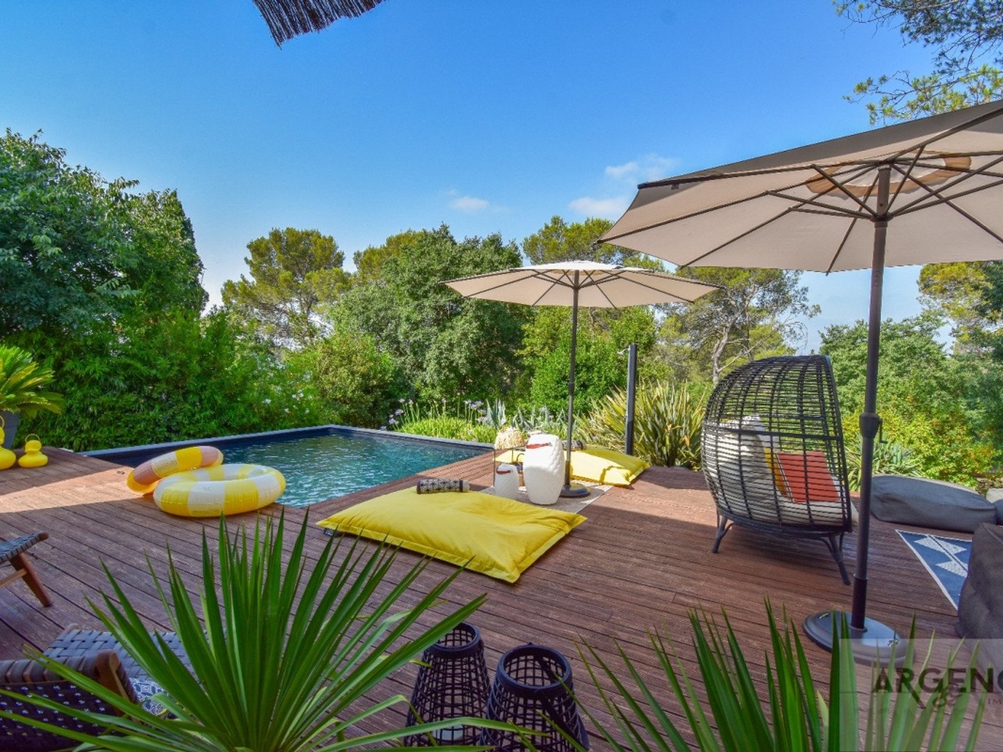 SUBLIME VILLA CONTEMPORAINE DE PLAIN PIED AU CALME SUR 2200 M² DE JARDIN ARBORE