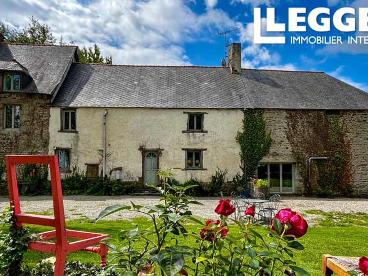 Grande résidence de 4 chambres avec gîtes, dépendances et ruines historiques dans un jardin charmant