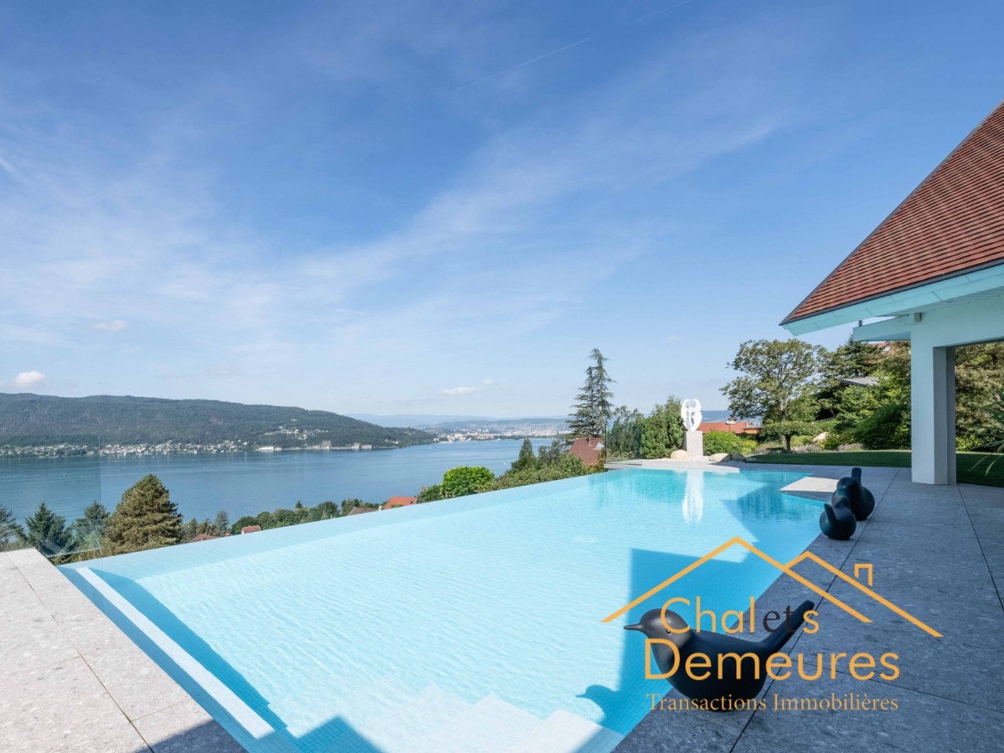 Vue panoramique et dominante sur tout le lac d'Annecy