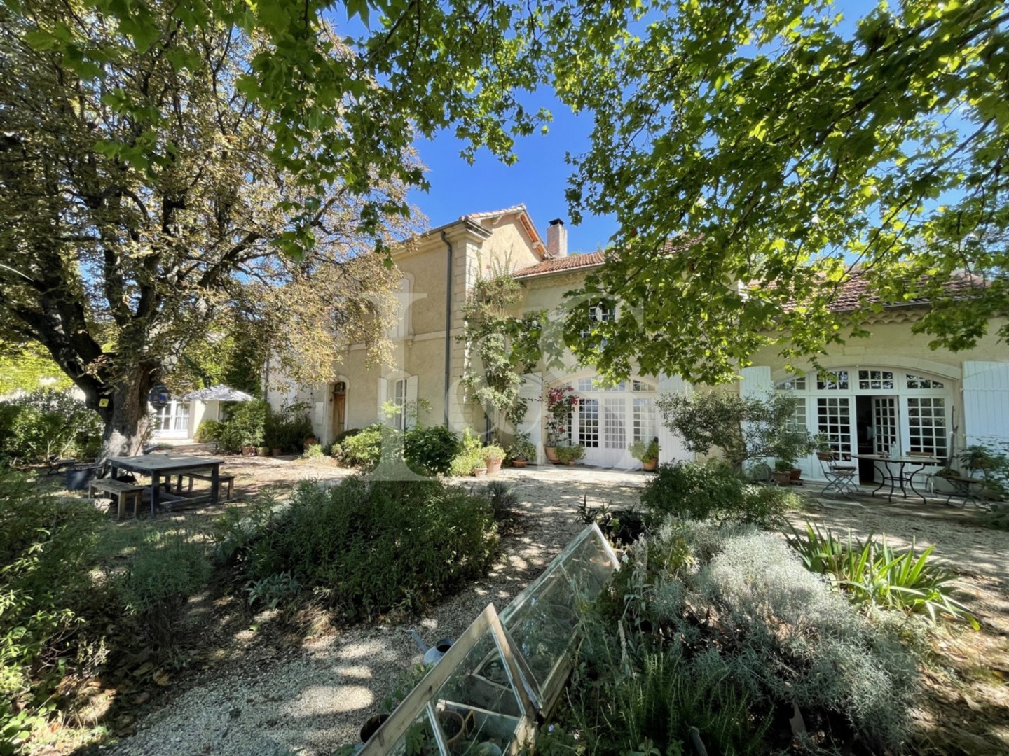 Mas provençal de 277m² avec piscine sur terrain de près de 2ha