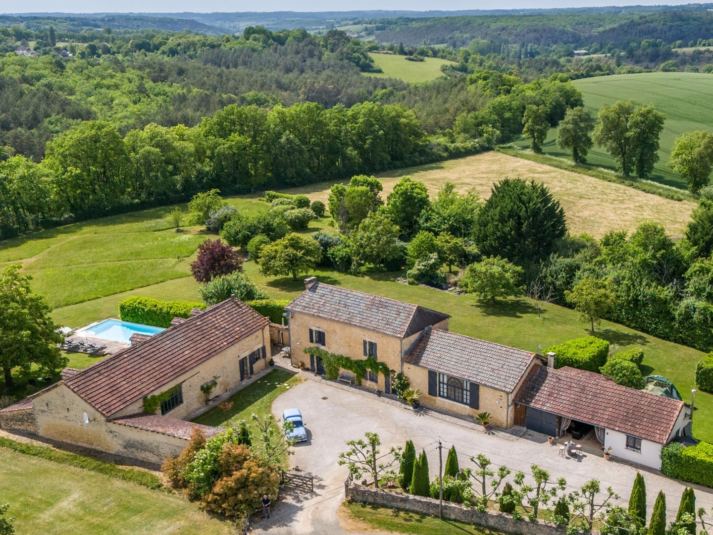 Maison de campagne en pierre avec annexe, piscine et dépendances