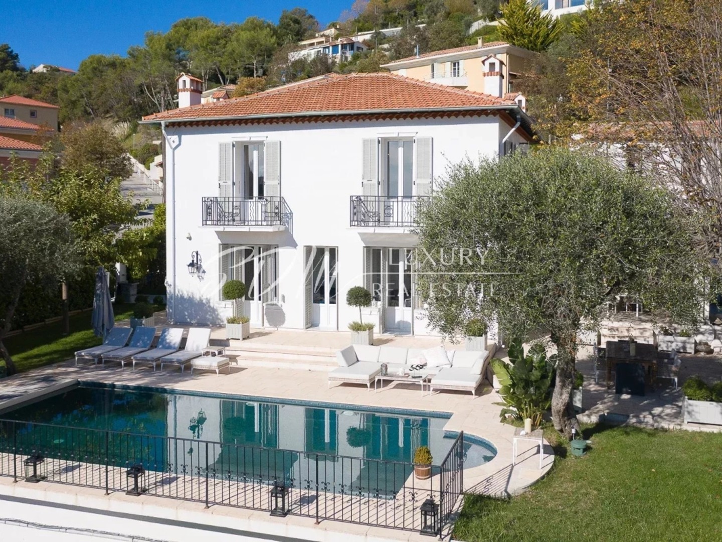 Vivre à Eze : Villa familiale avec beau jardin, piscine et annexe