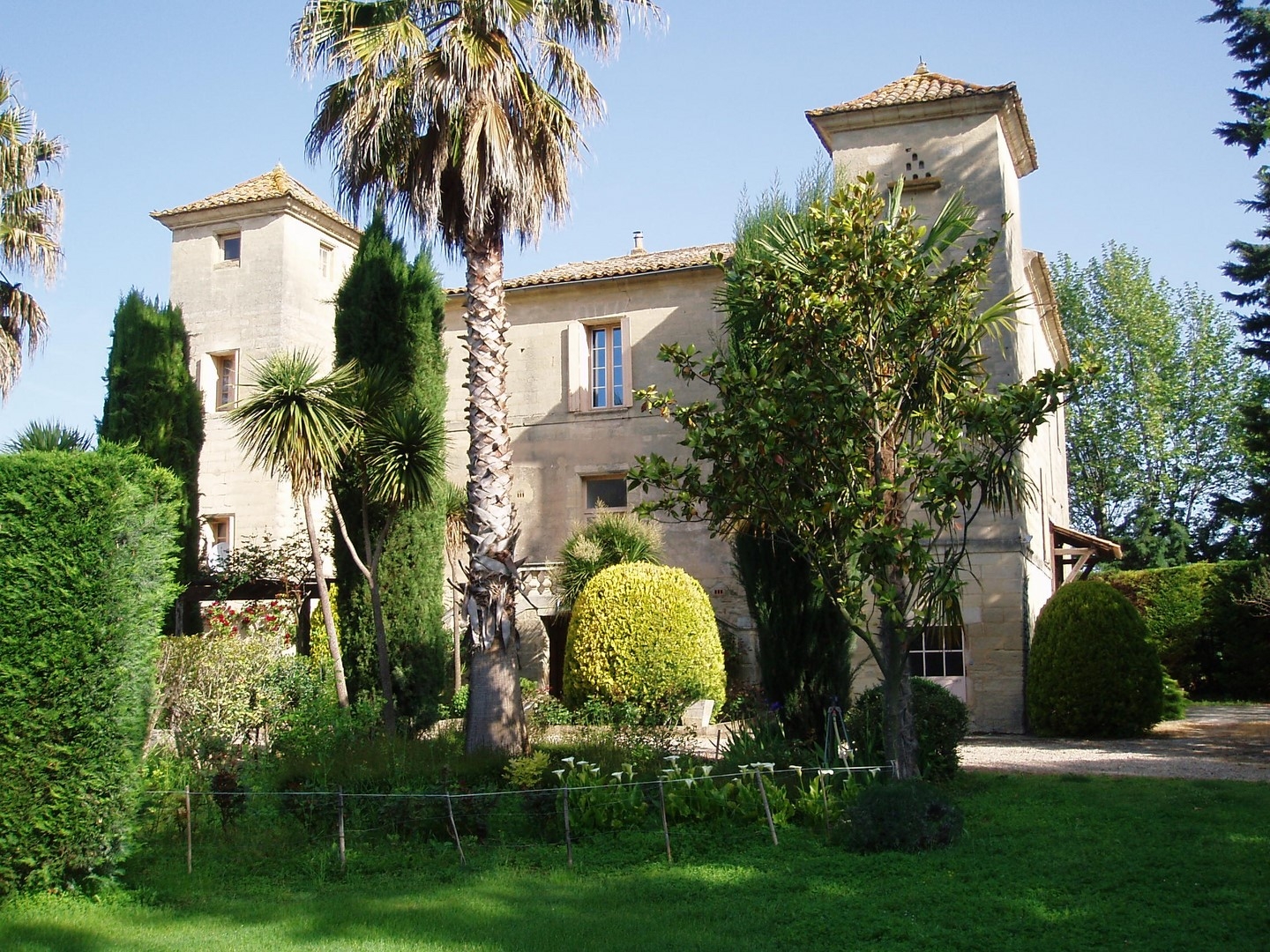 UZÈS — Château 18ème · 915 m² · Parc 1 ha · 1 990 000 €