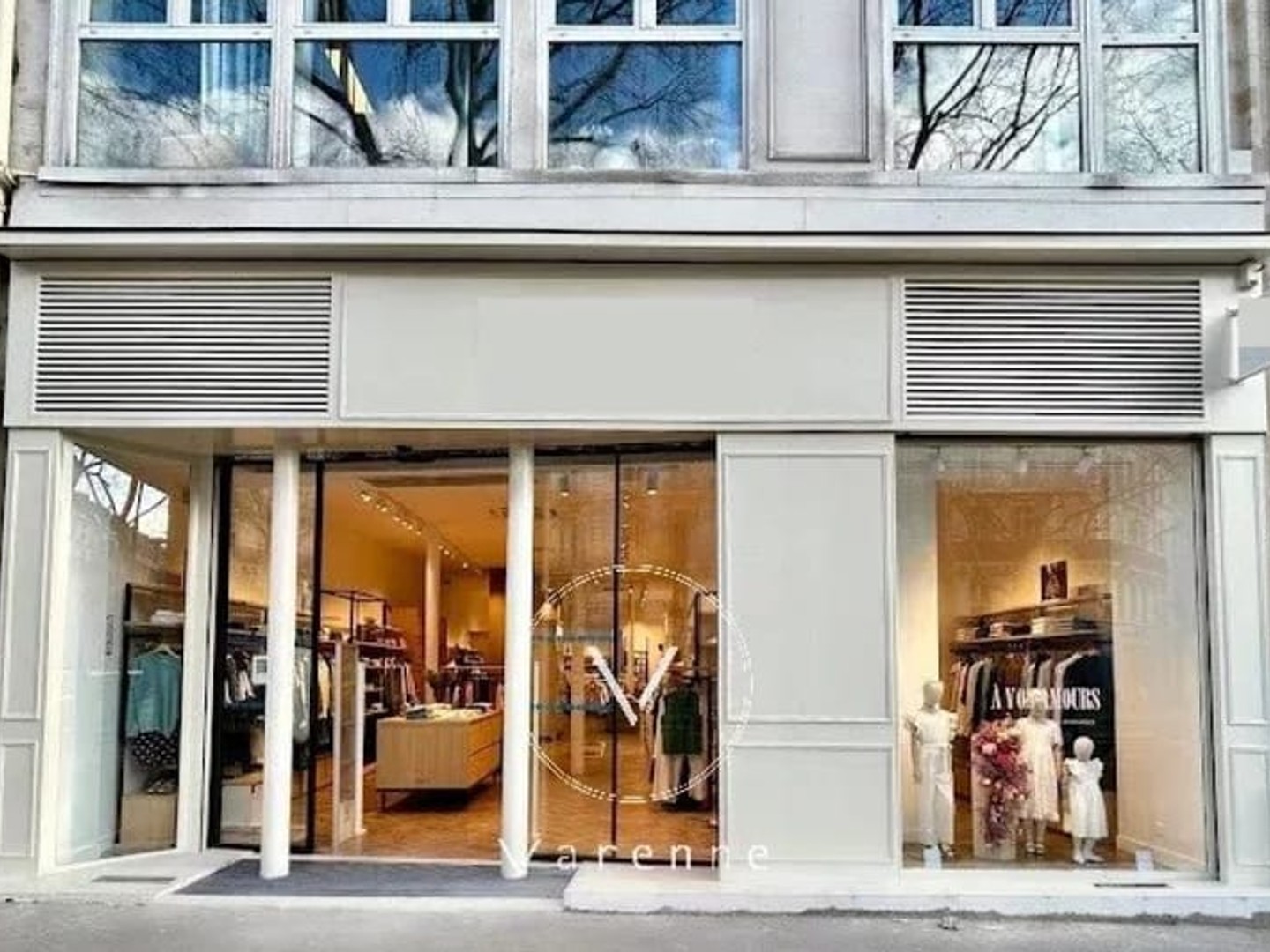 Place de la République - 75003 Paris - Métro République - Boutique à vendre - 185 m² loi Carrez - Emplacement recherché