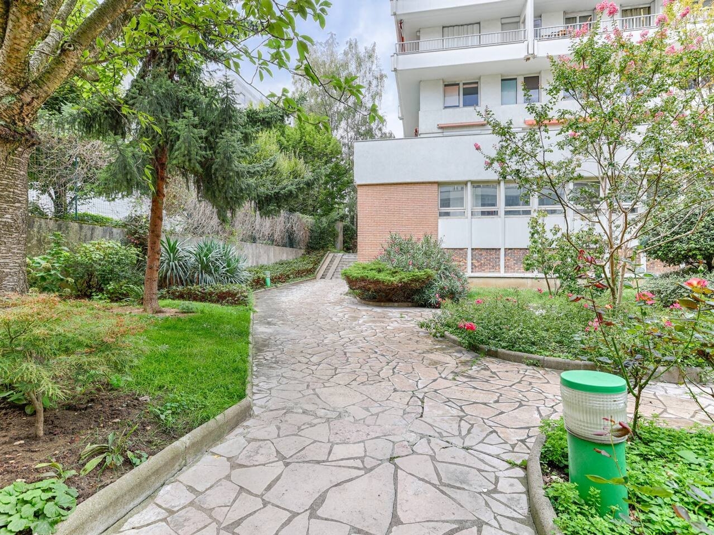 PARIS 20ie . PRODUIT D'INVESTISSEMENT LOCATIF . PLATEAU DE 4 APPARTEMENTS