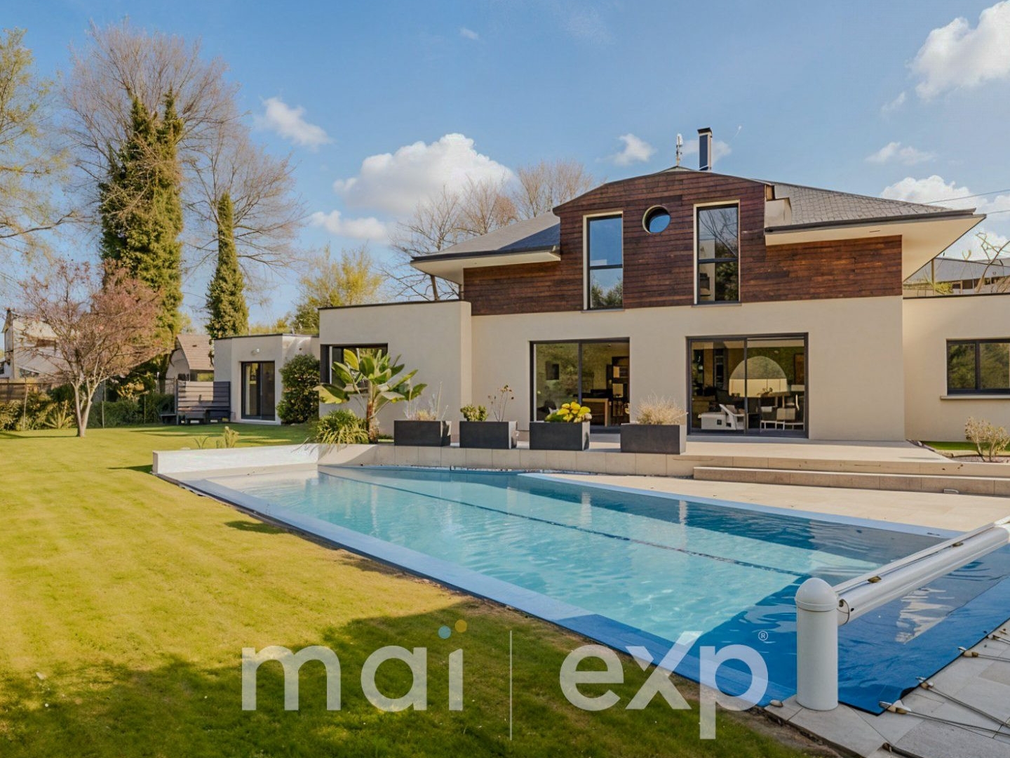Élégante propriété contemporaine avec piscine et studio