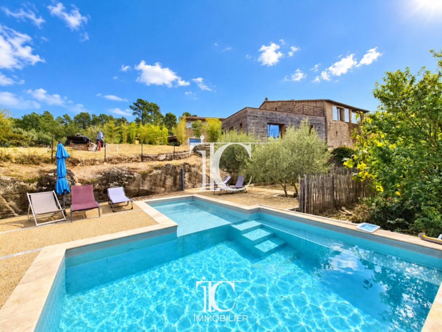 Maison à vendre - 15 pièces - 253m2 - Vinezac (07110)
