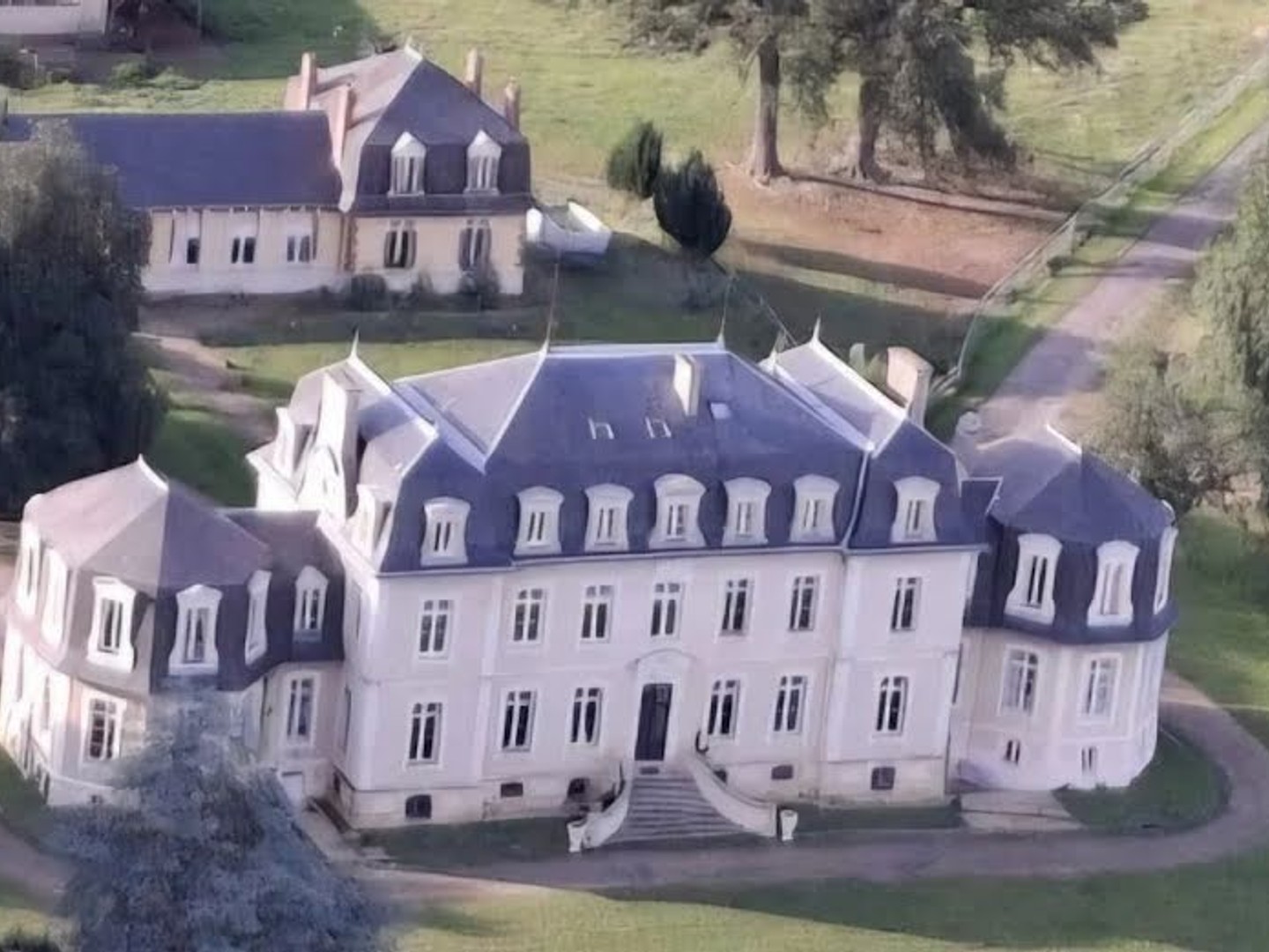 Château 1225 m²
