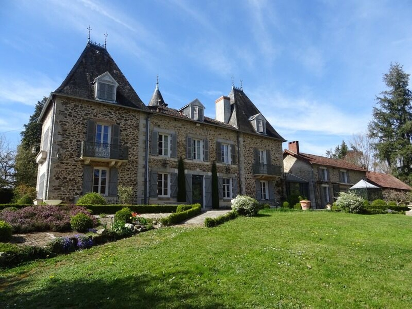 A SAINT HILAIRE LES PLACES PROCHE DE NEXON EN HAUTE VIENNE MAGNIFIQUE MANOIR DU 17EME DE 280 M² HABITABLES SUR 17862 M² DE TERRAIN AVEC UN ETANG DE 6000 M² ET PISCINE