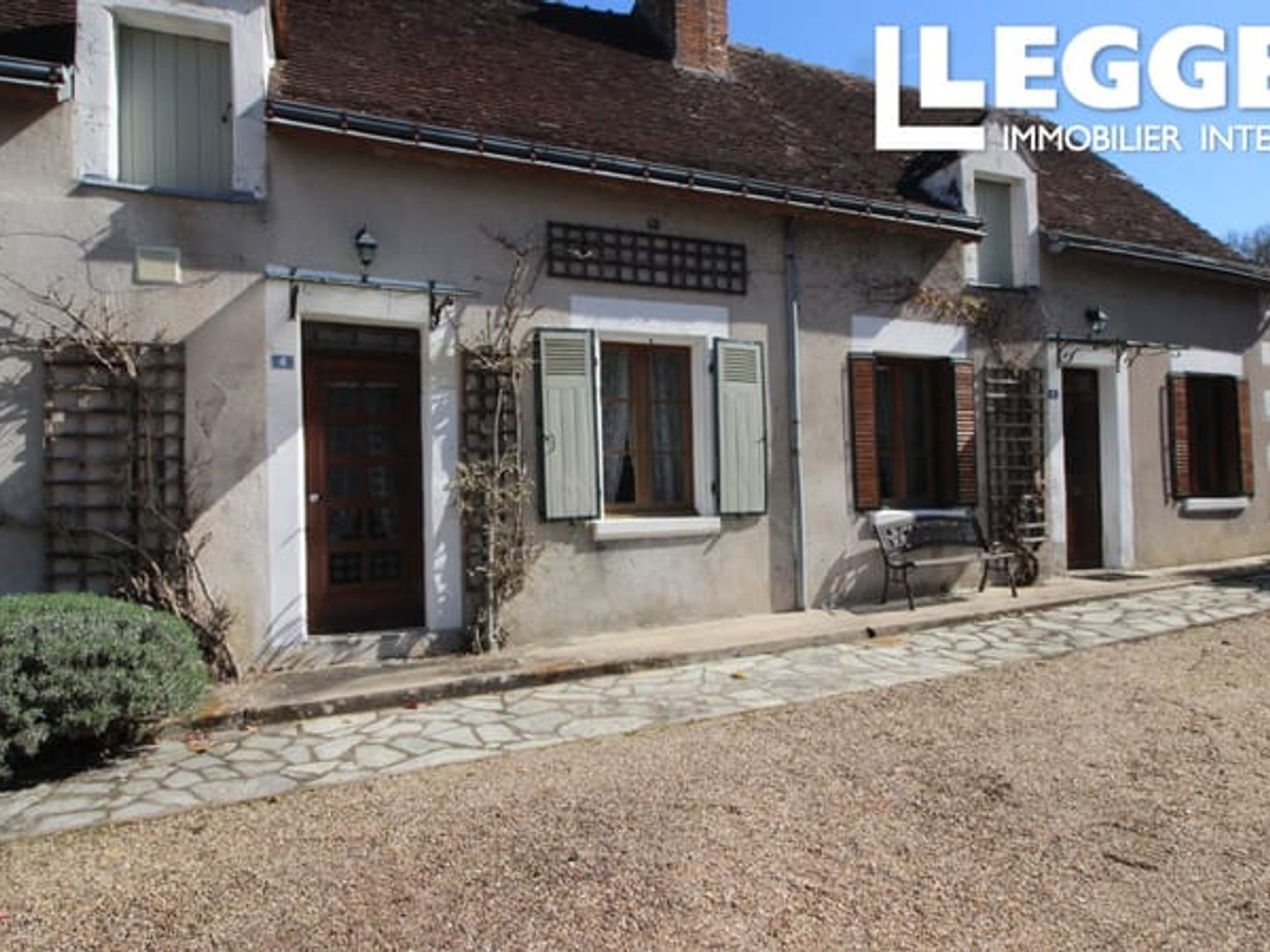 Une grande maison de 4 chambres et 3 salles de bains située au coeur du village, avec un grand jardin