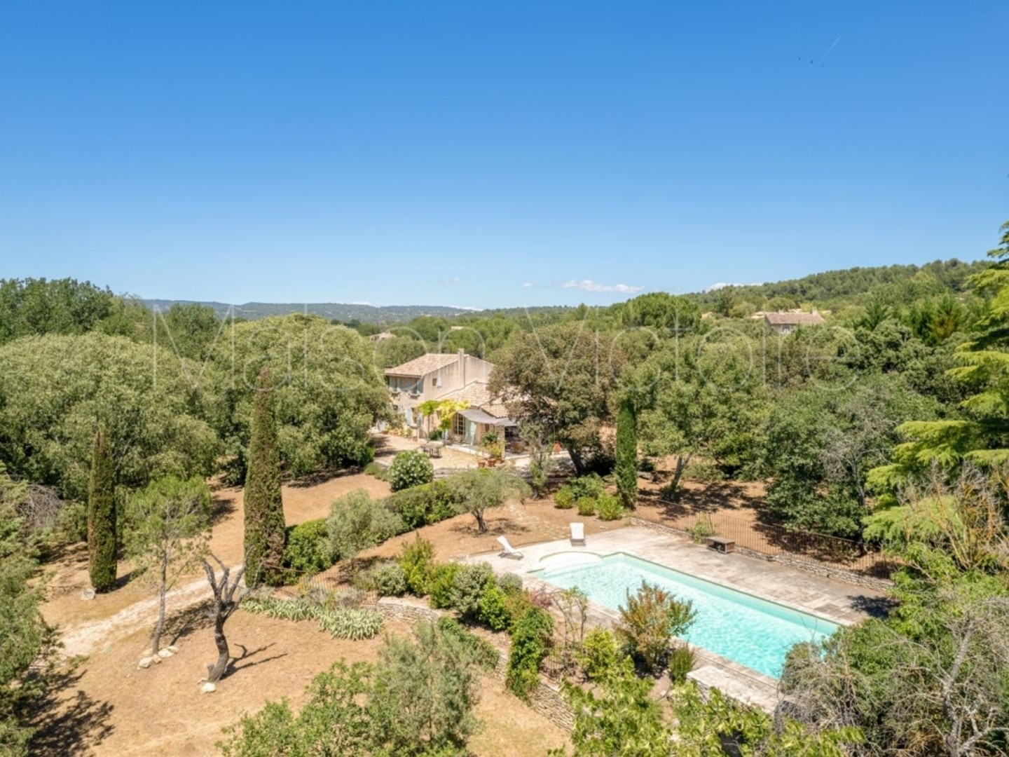 Villa avec piscine et terrain dont une partie constructible.