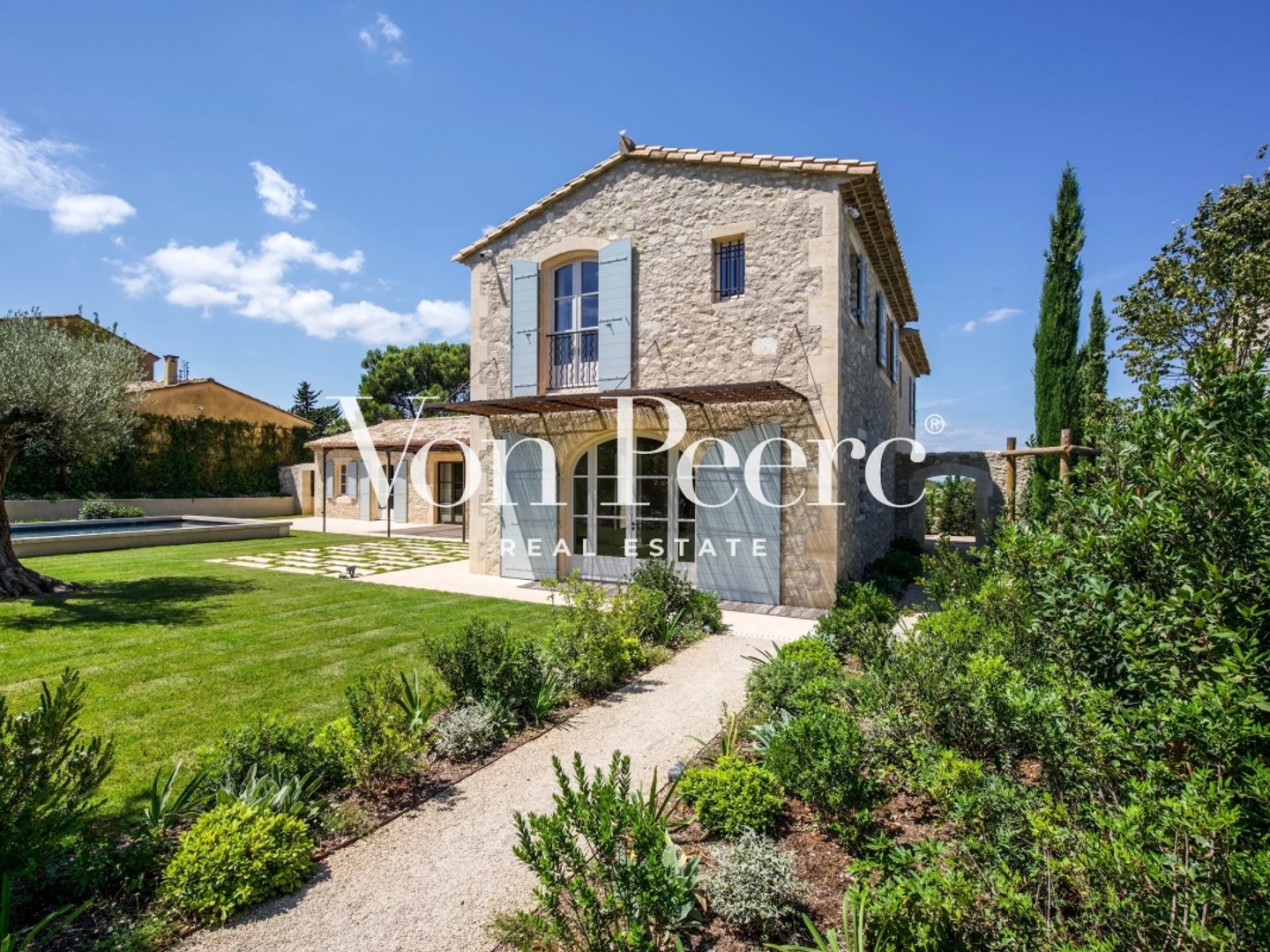 JOLIE PROPRIETE DE VILLAGE A VENDRE A EYGALIERES