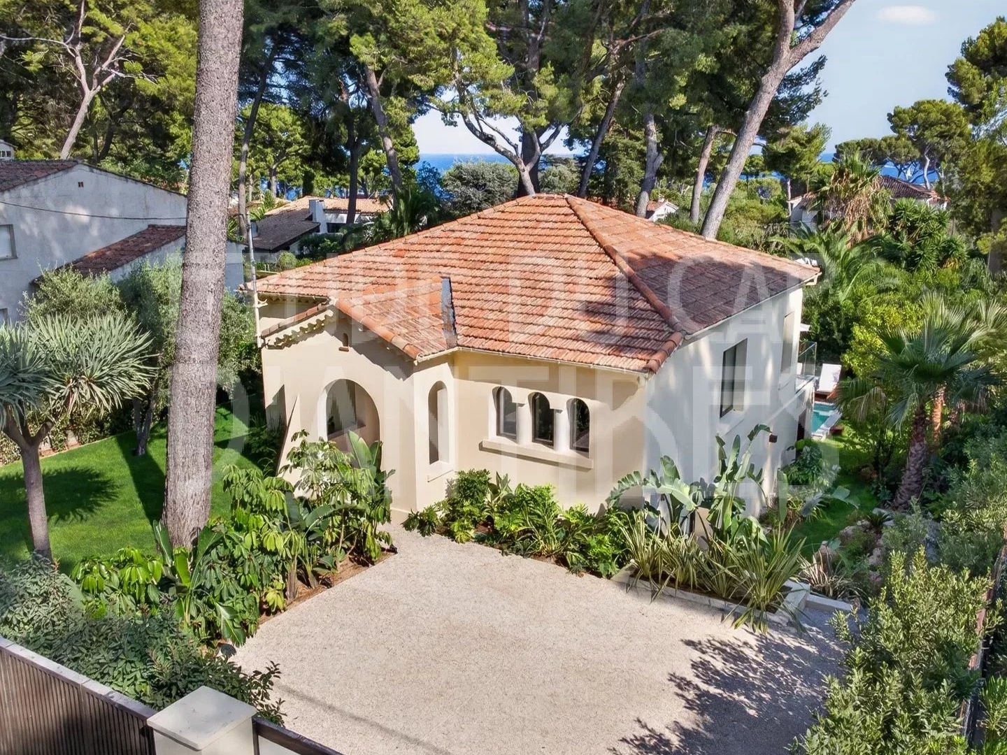 Cap d'Antibes - EXCLUSIVITE ETUDE DU CAP D'ANTIBES - Villa clé en main avec piscine.