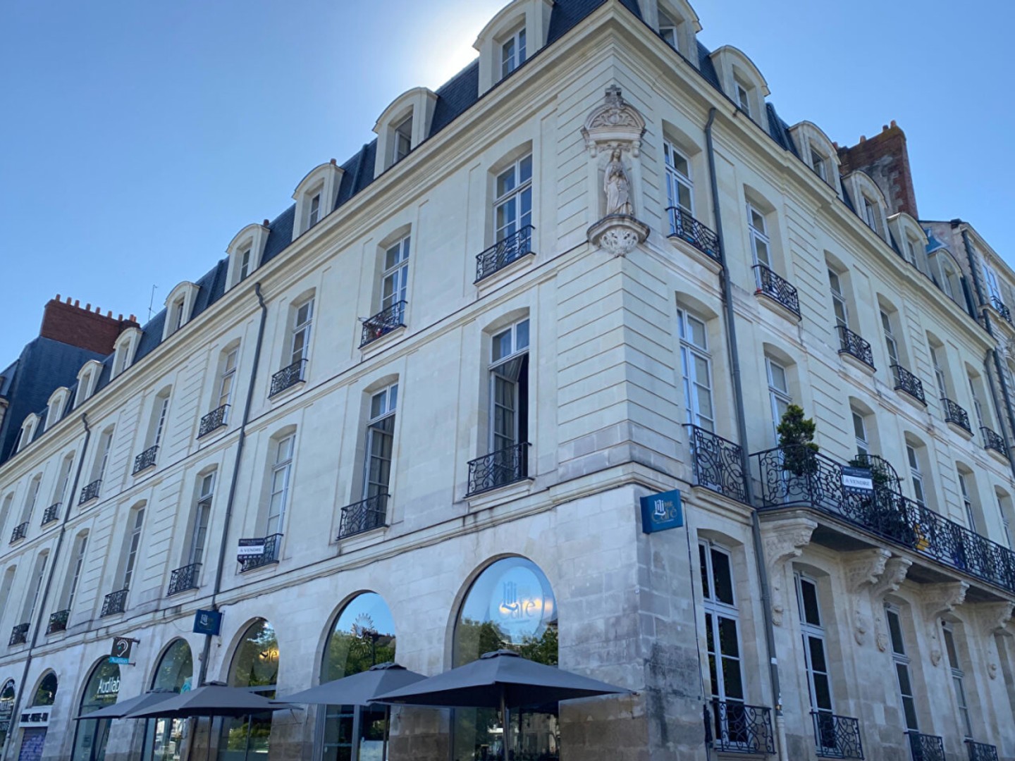 Bel appartement de caractère de 140.32 m² au sol (126.80 m² Carrez) dans un immeuble restauré du XVIIIème siècle