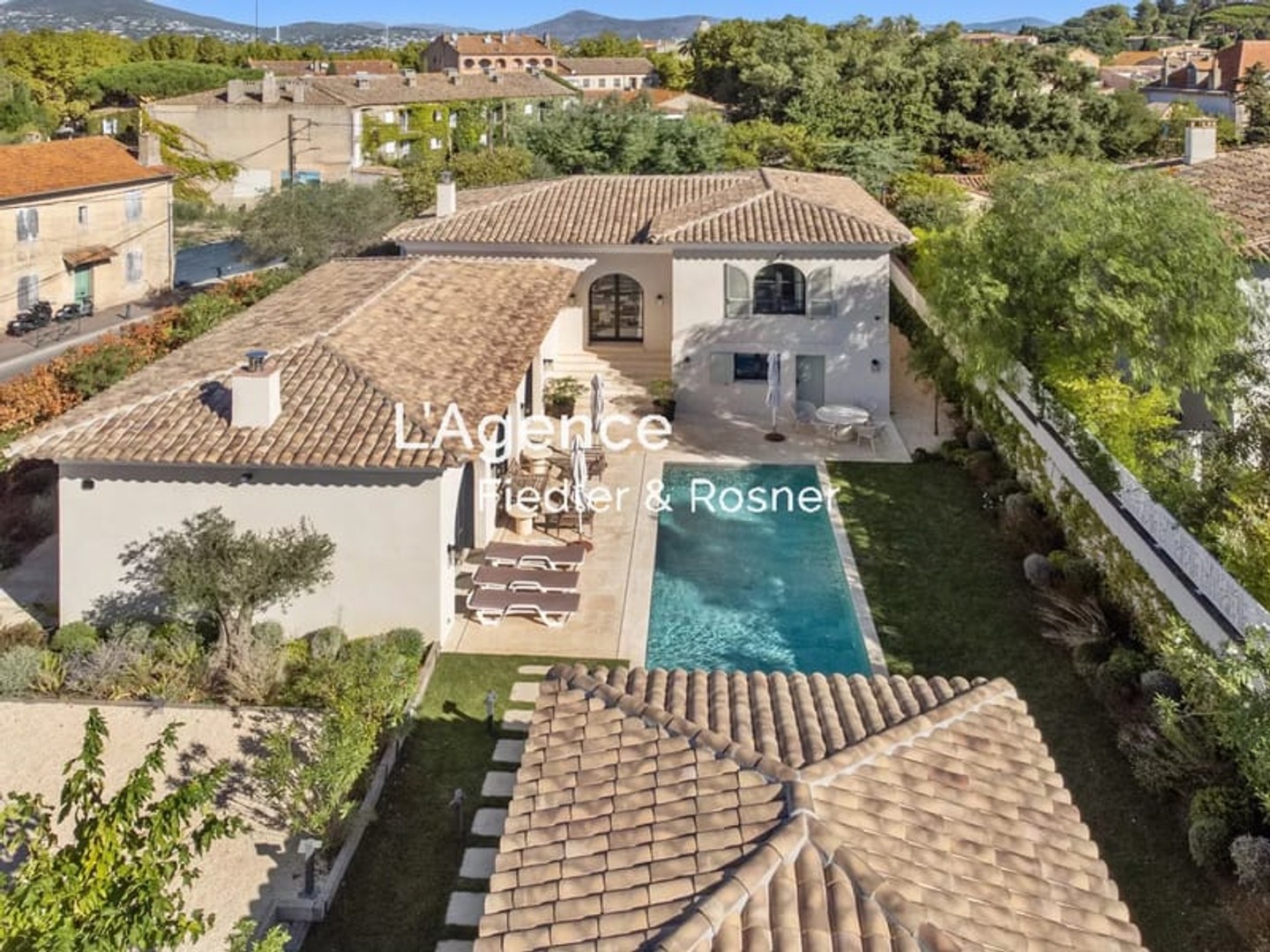 REF 541 : SAINT TROPEZ - BIEN D'EXCEPTION AU COEUR DU VILLAGE