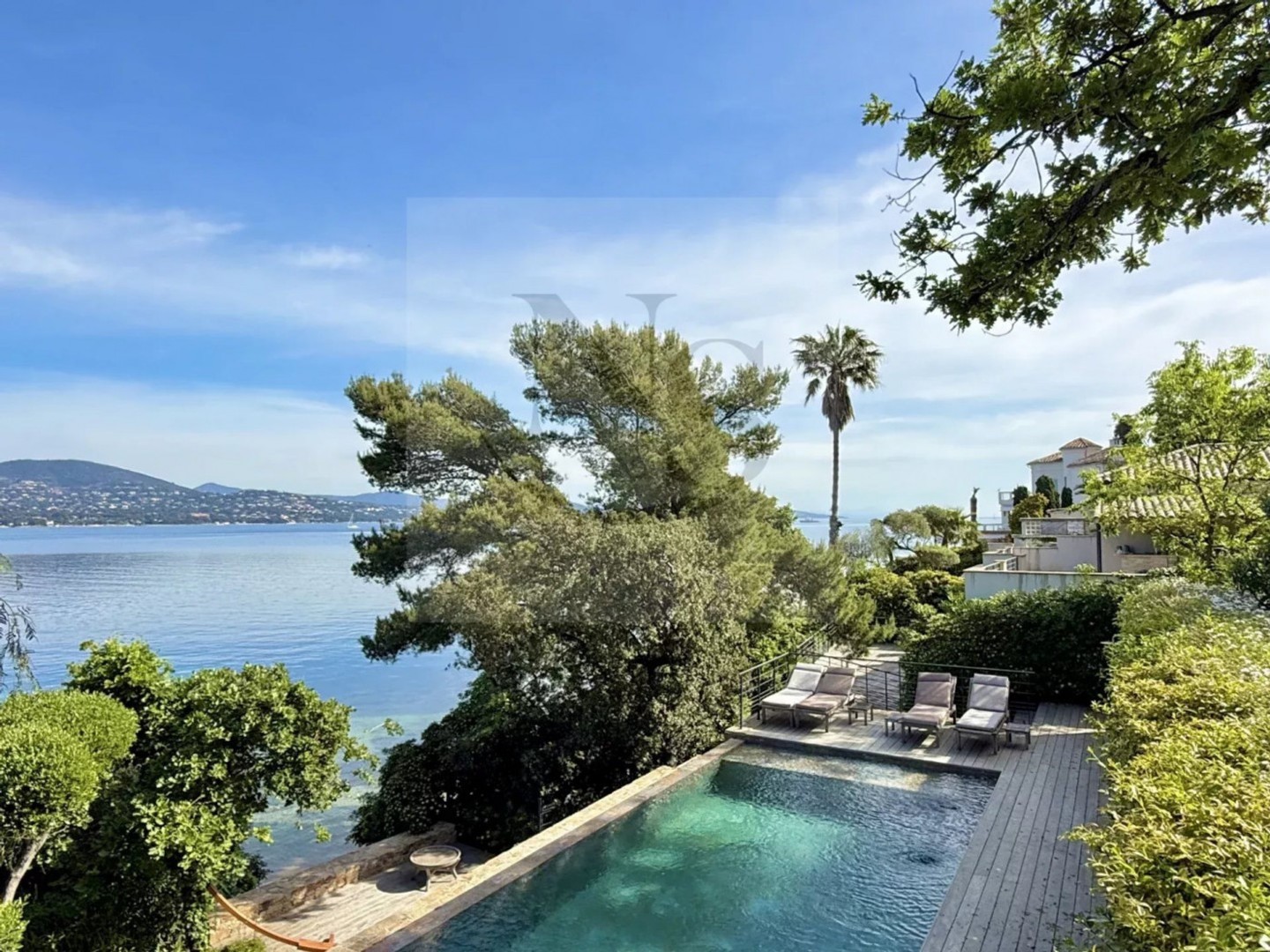 SAINT-TROPEZ / MAISON DE PLAGE PIED DANS L'EAU - PLAGE PRIVÉE