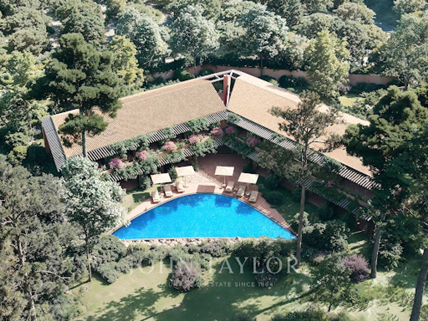 Maison à vendre - 1200m2 - Saint-Raphaël (83530)