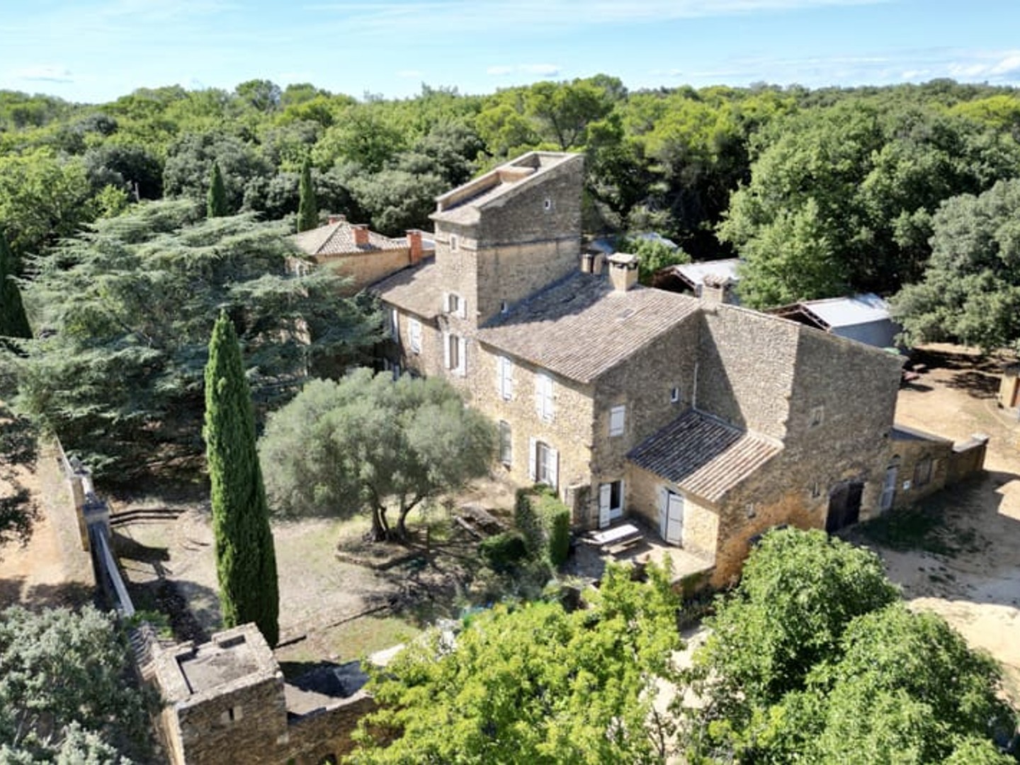 Ancienne Ferme Fortifiée au Coeur de la Vallée du Rhône