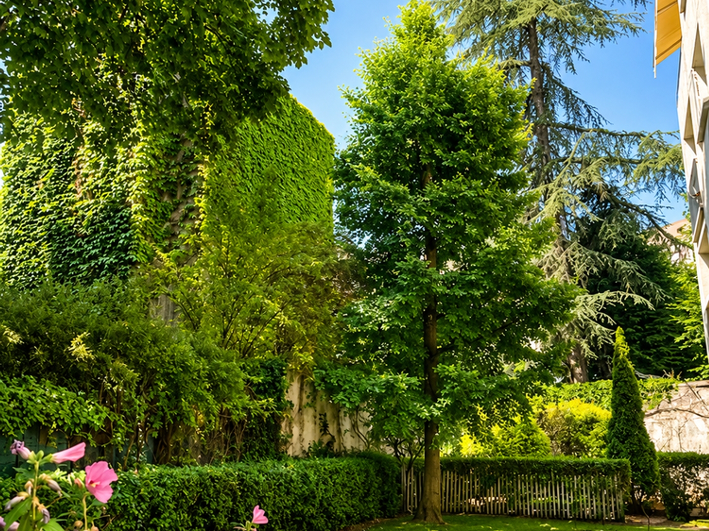 Le titre de votre annonceNeuilly-sur-Seine  Quartier de l'Hôpital Américain Dernier étage avec terrasse  Appartement traversant sur jardins, baigné de lumière