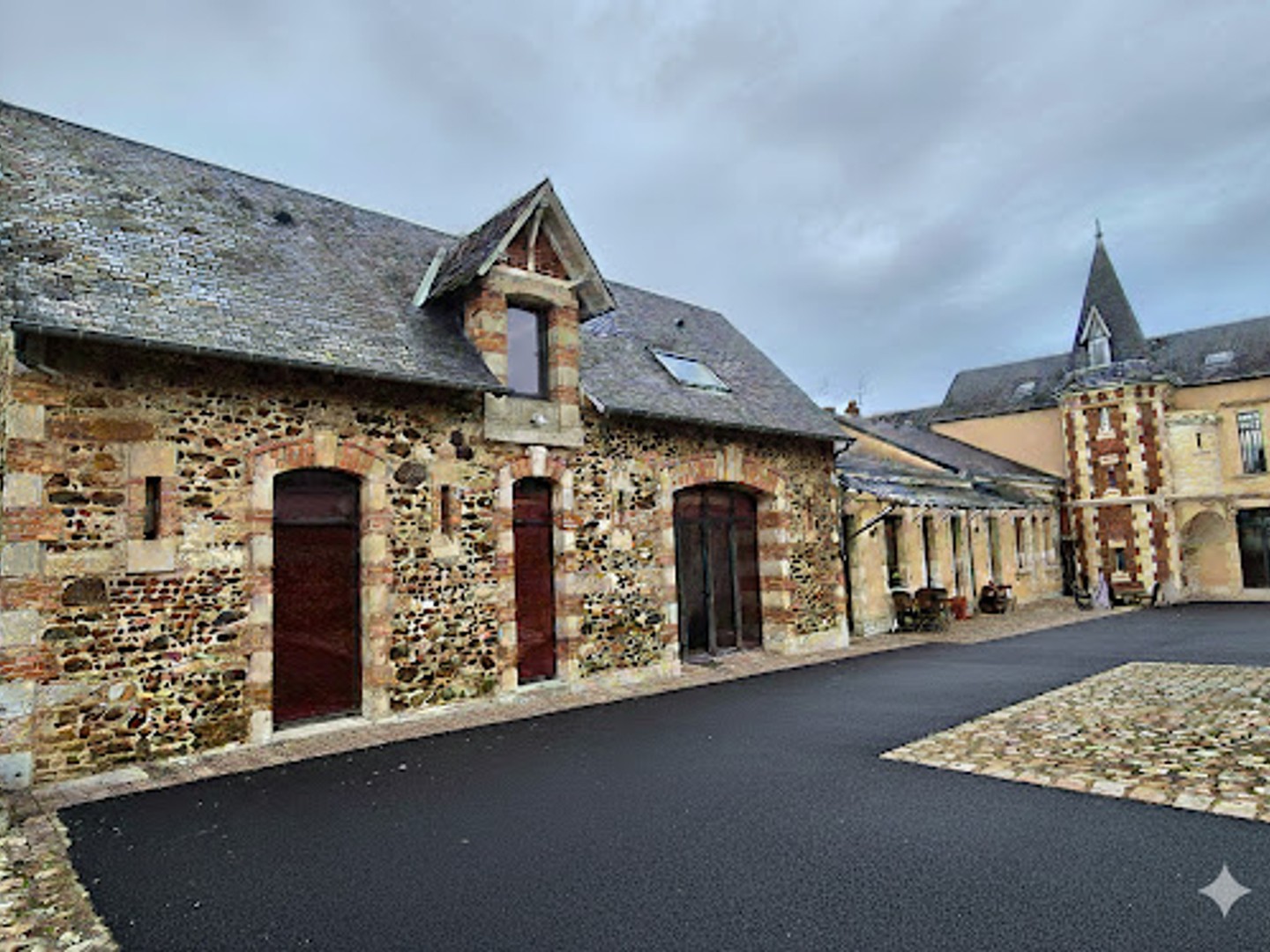 Maison 10 pièces 340 m²