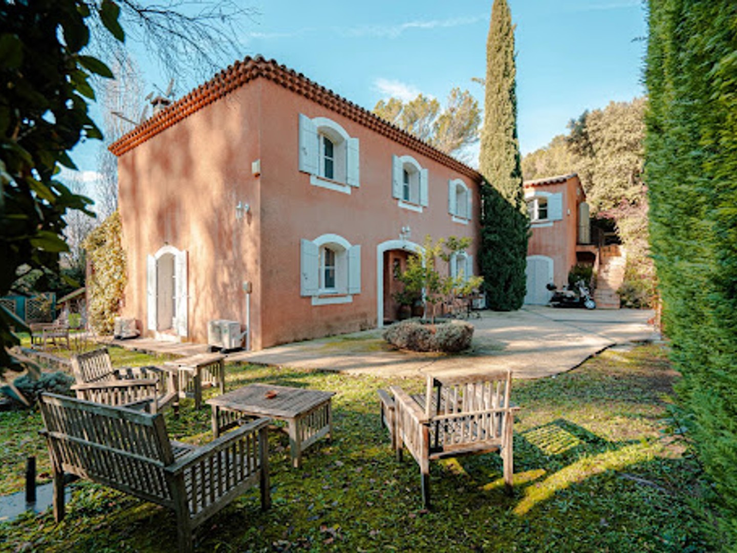 Studio 240 m²