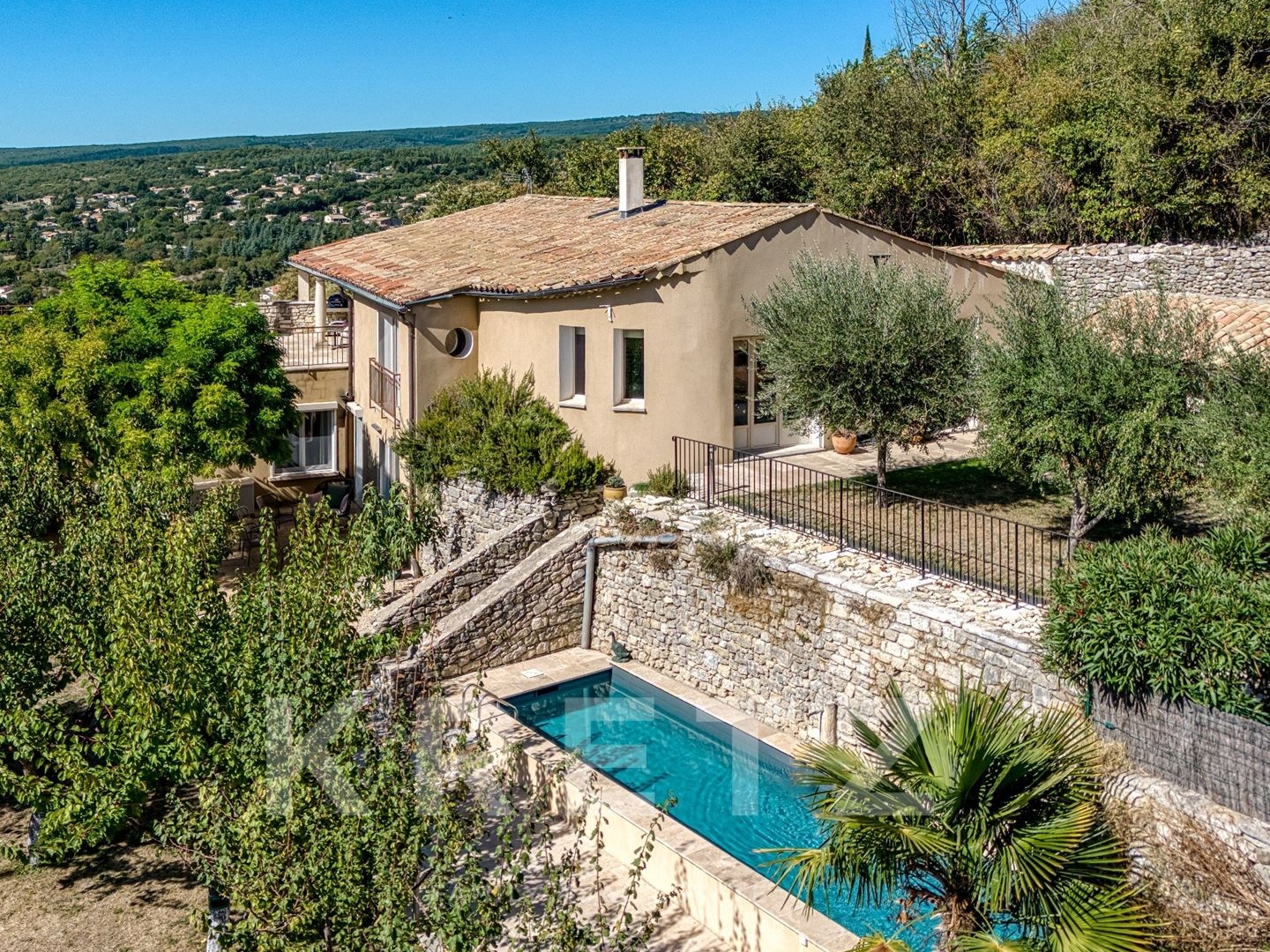 Magnifique villa d'architecte avec vue exceptionnelle en plein centre de Forcalquier avec le calme d