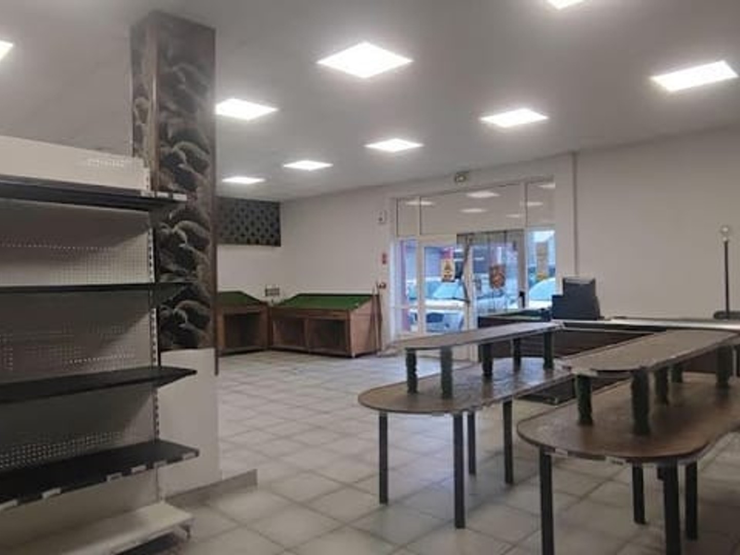Magasin à vendre - 215m2 - Vaux-Le-Pénil (77000)