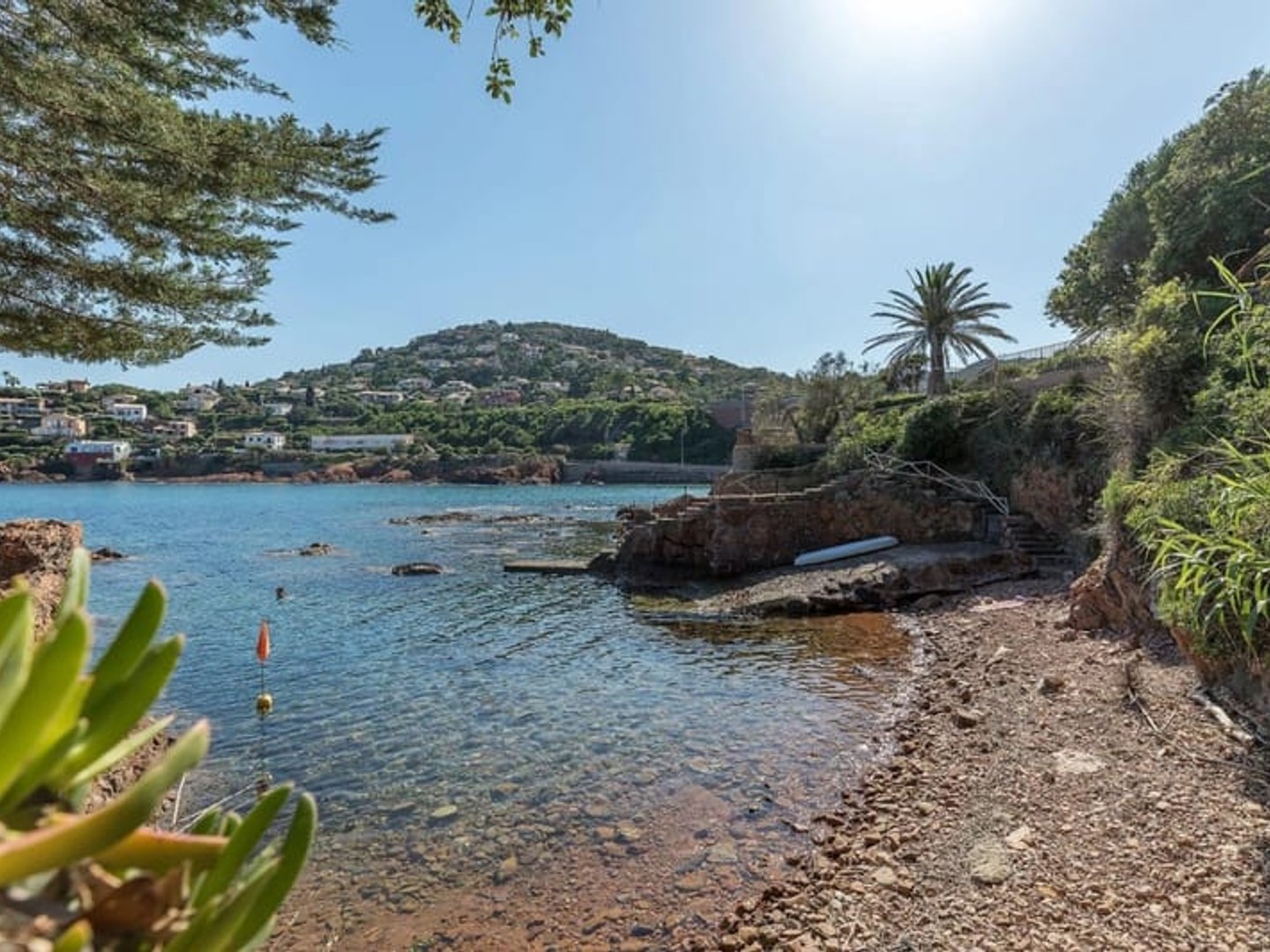 VILLA PIEDS DANS L'EAU ENTRE CANNES ET SAINT RAPHAEL