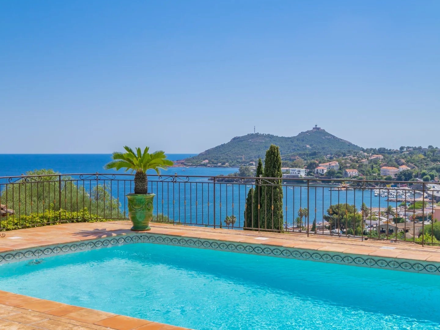 Maison à vendre - 230m2 - Saint-Raphaël (83530)