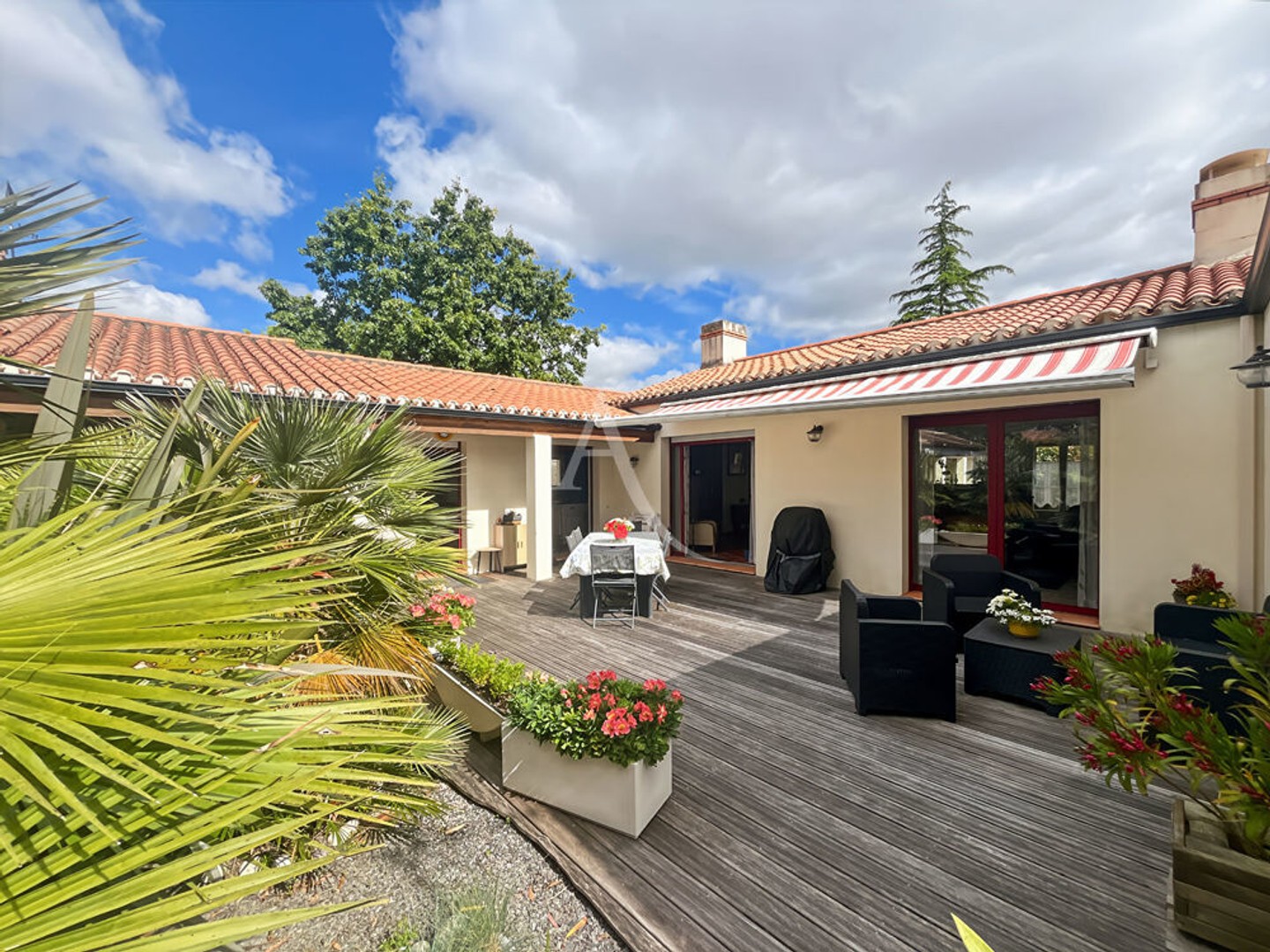 Maison cossue 3 chambres avec double salle d'eau, grand garage et jardin arboré ? Impasse au calme, proche centre commercial
