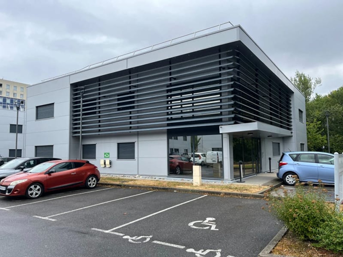 Bureau 586 m²