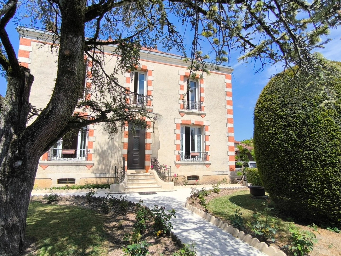 Maison à vendre - 6 pièces - 146m2 - Saint-Fraigne (16140)