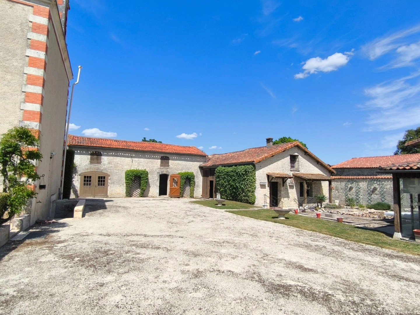 Maison à vendre - 6 pièces - 146m2 - Saint-Fraigne (16140)