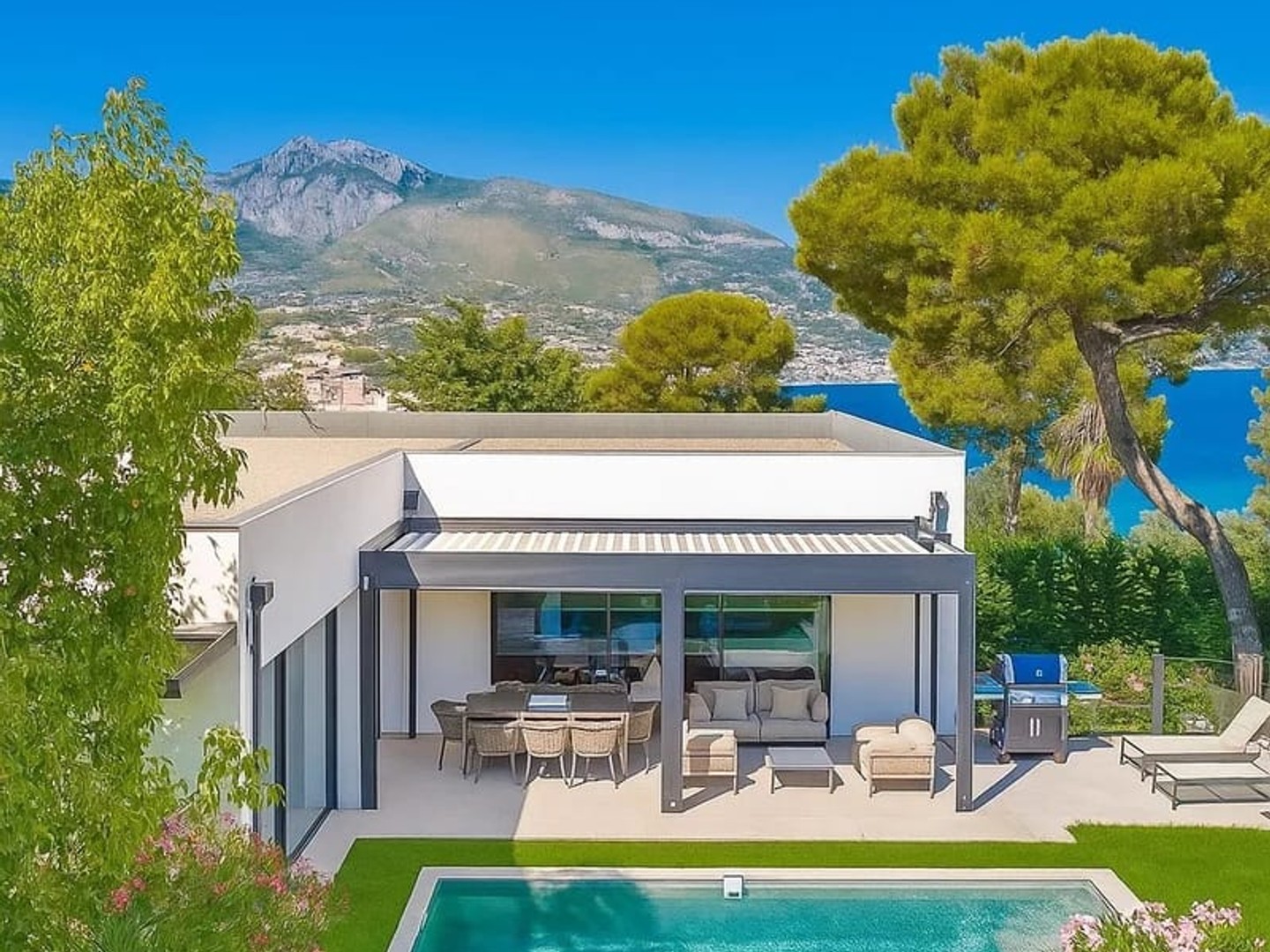 Cap Martin-Villa contemporaine avec vue mer, proche Monaco, au coeur d'un quartier prestigieux et calme