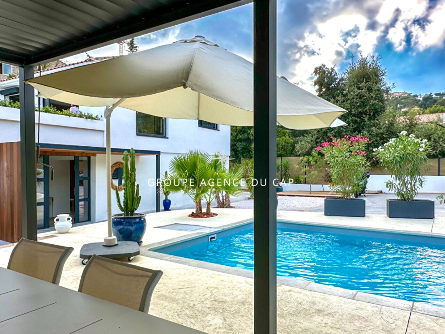 À VENDRE VILLA PROCHE MER AVEC 5 CHAMBRES EN SUITE PISCINE PARKINGS , VENDUE MEUBLÉE, À SAINT AYGULF