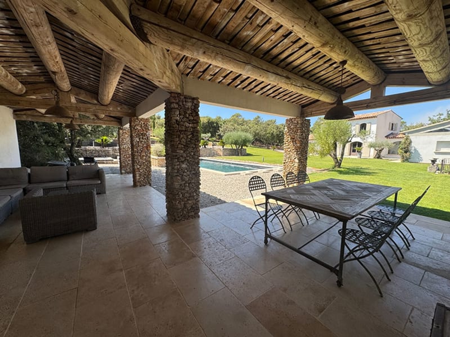 Maison à vendre - 6 pièces - 238m2 - Besse-Sur-Issole (83890)