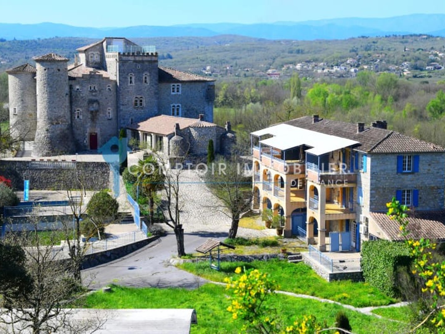 Château 73 pièces 1823 m²
