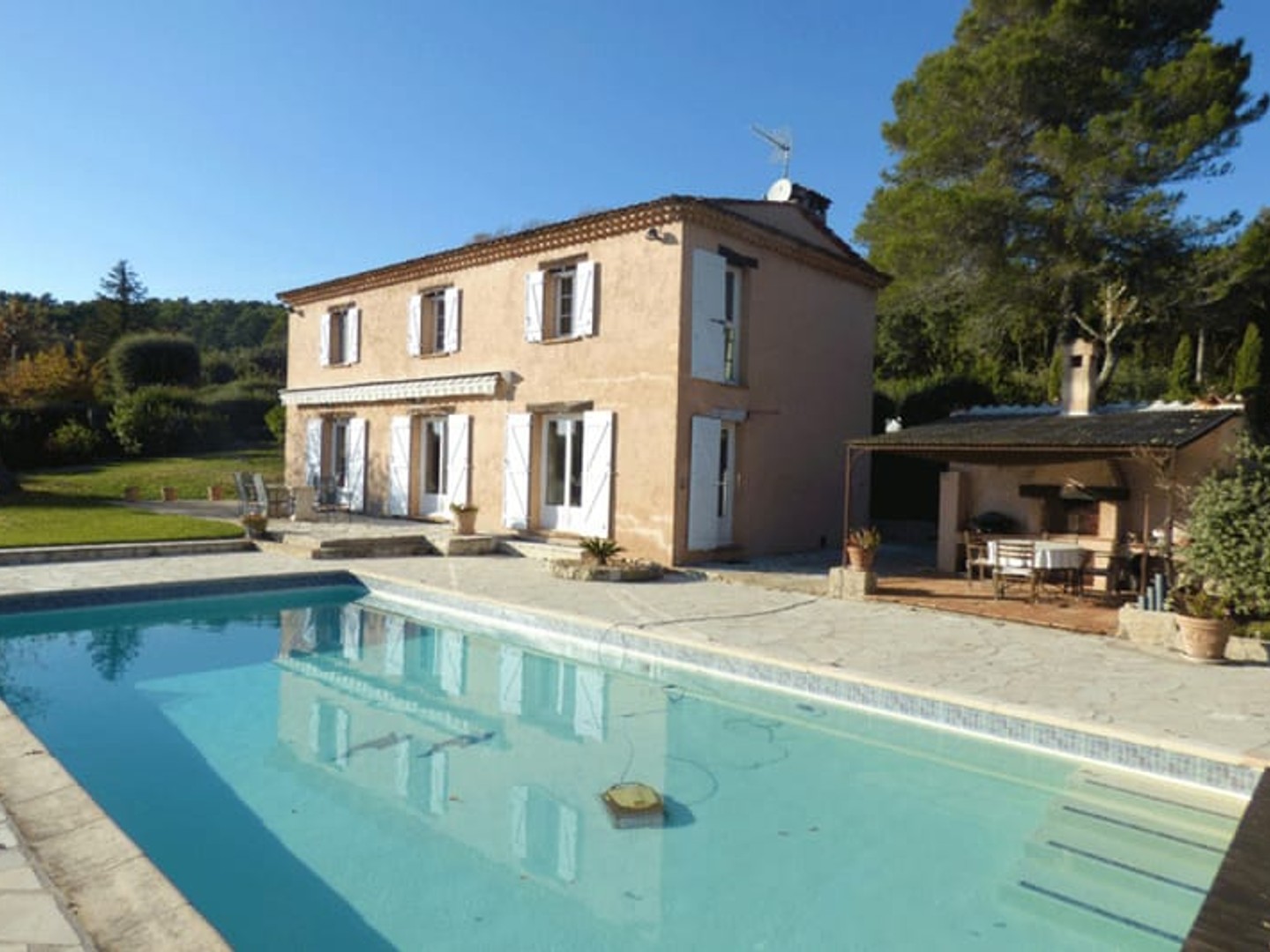 Maison avec 4 chambres + bureau, grand séjour, 3500m2 de terrain, très belle vue, piscine, cuisine d'été, à vendre, à Montauroux