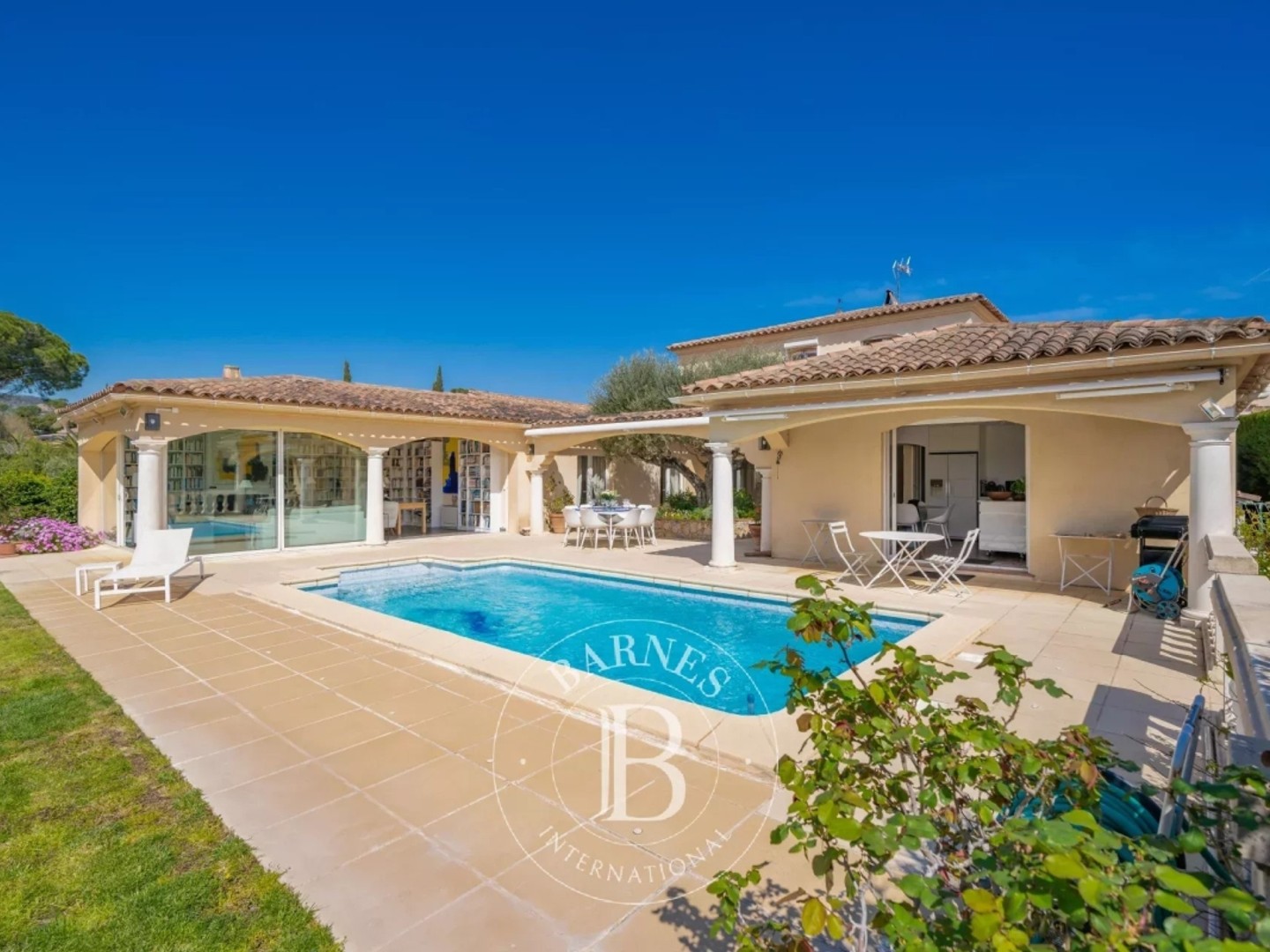 SAINT-RAPHAËL - VILLA DE STANDING DANS UN ENVIRONNEMENT PRÉSERVÉ