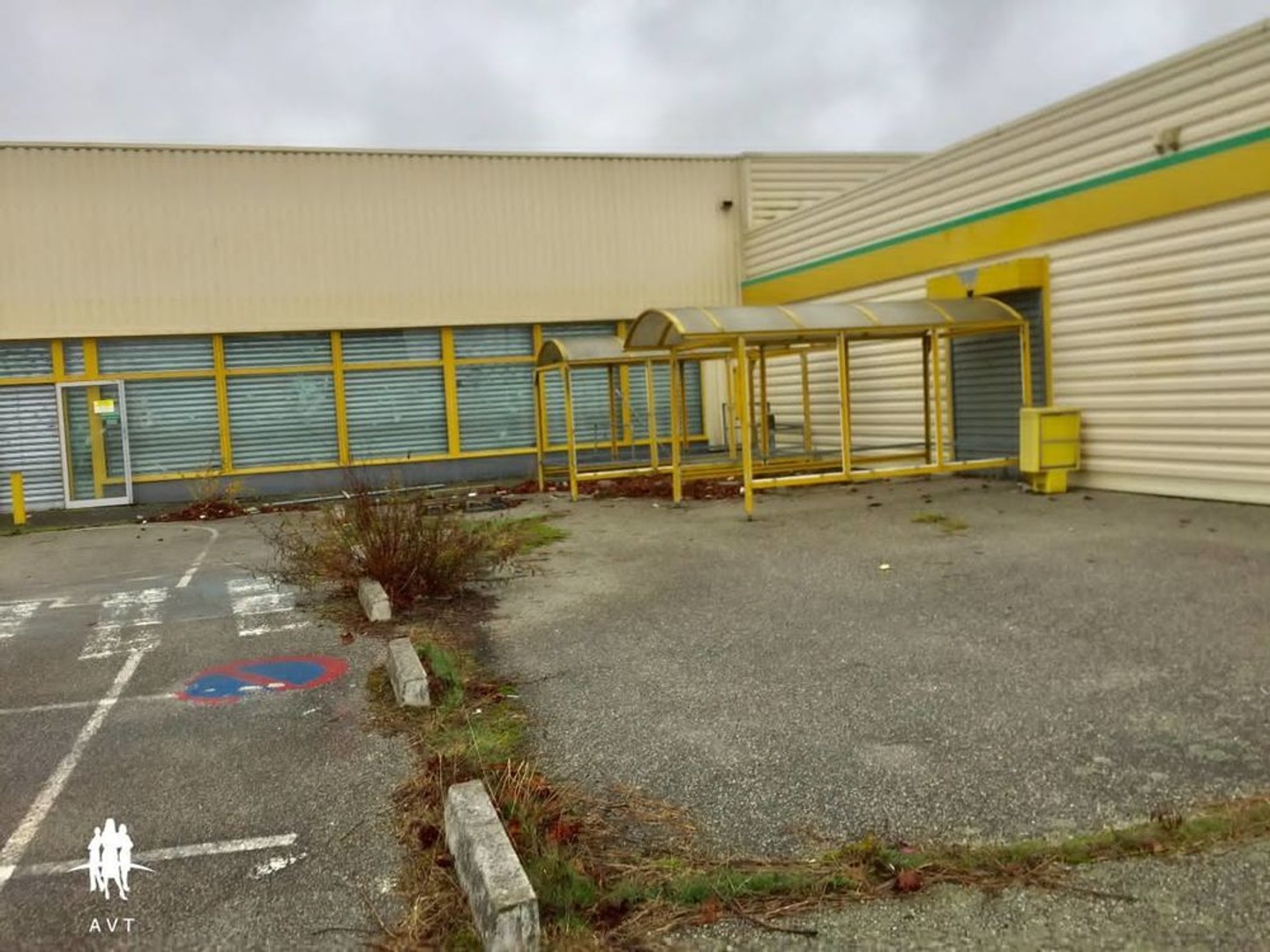 Locaux à vendre - 715m2 - Anet (28260)
